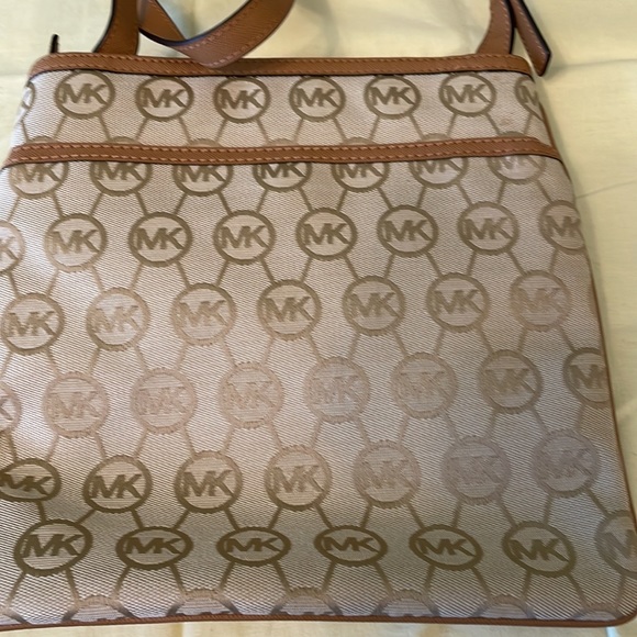 New with out tags. Michael Kors crossbody.  never used. - Picture 3 of 11